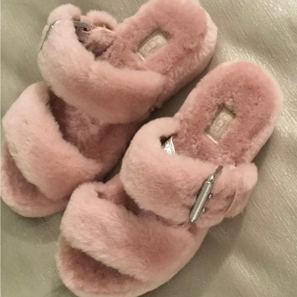 UGG AUSTRALIA FUZZ YEAH SANDALS
SLIPPERS Sz 8